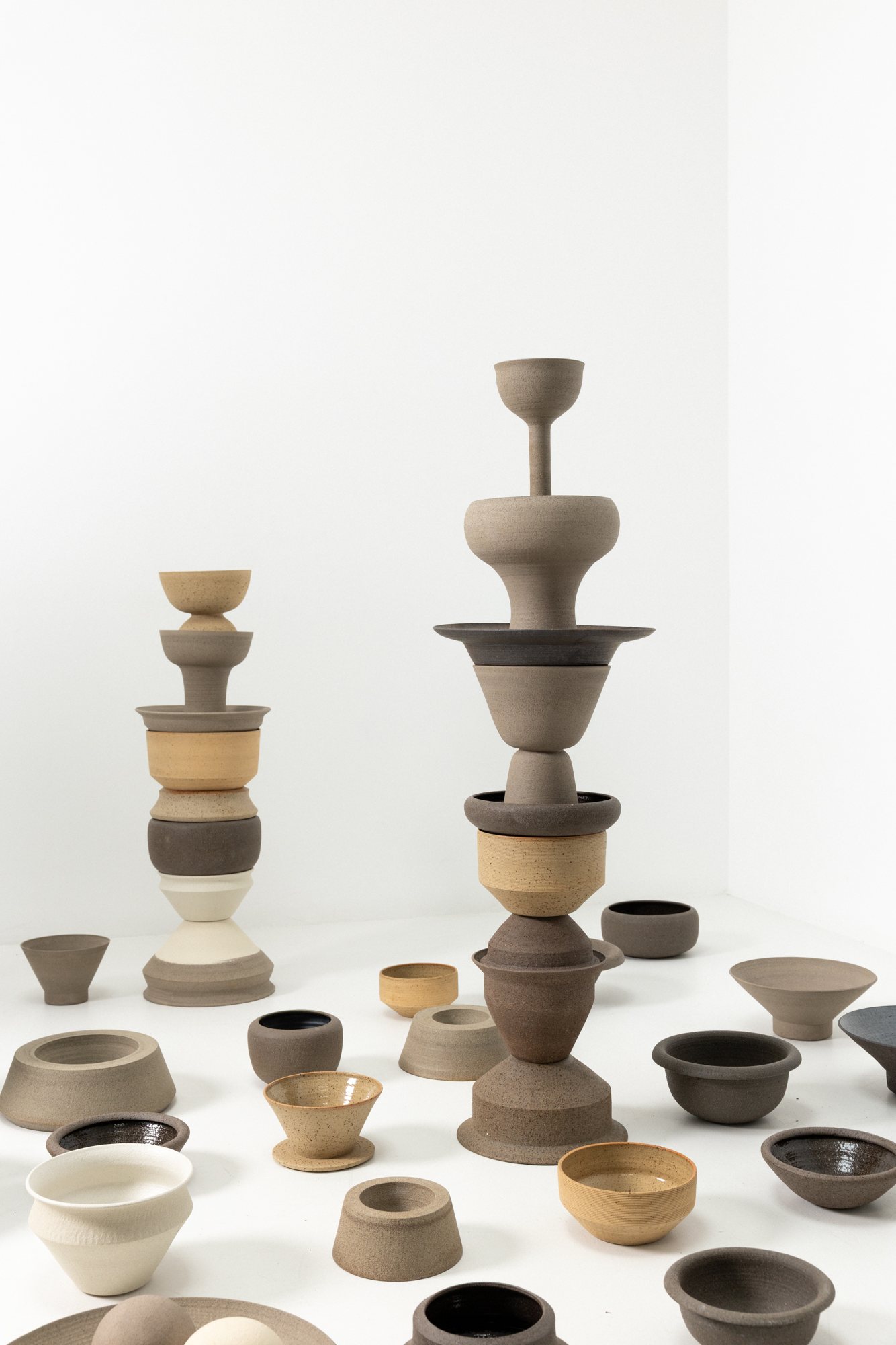 Towers of stacked bowls and pedestal forms